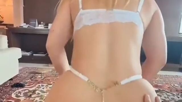Sarah Estanislau privacy rebolando a bunda gostosa no colo do namorado